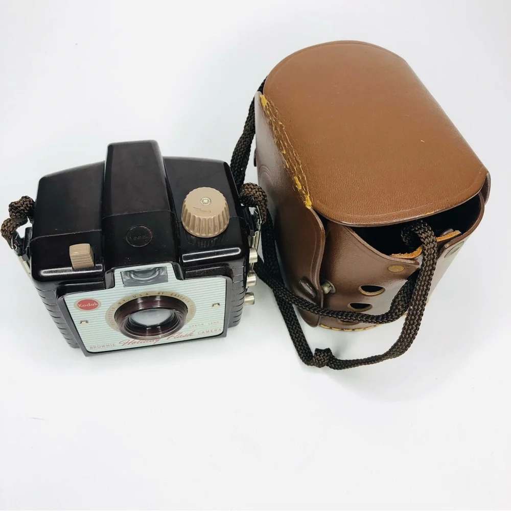 VINTAGE 1950s KODAK BROWNIE HOLIDAY FLASH CAMERA Original Strap DAKON LENS USA